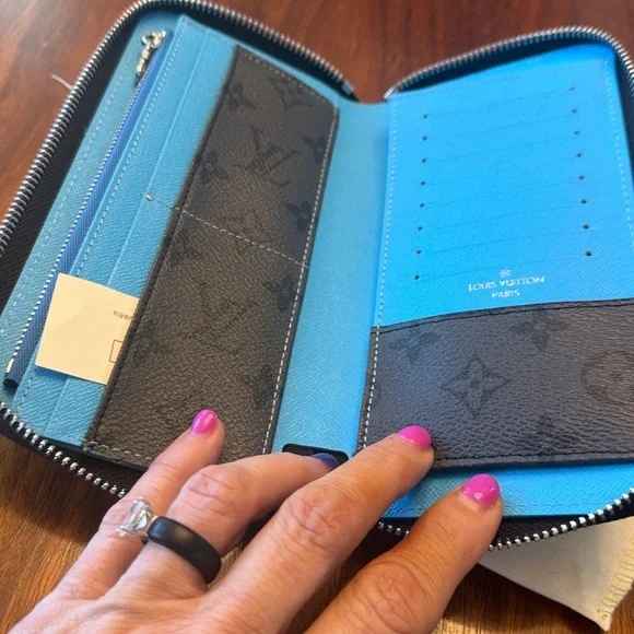 Vertical Zip Around Wallet - Picture 3 of 3